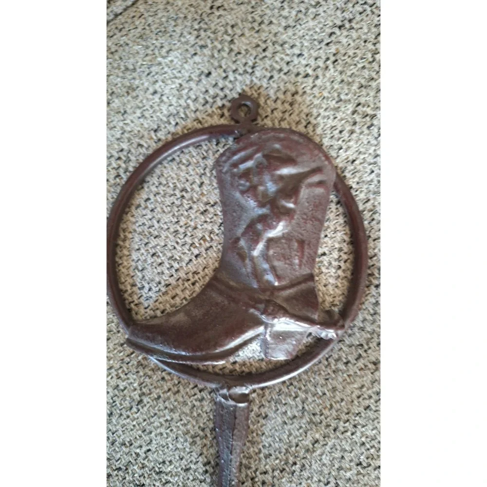 VINTAGE CAST IRON COWBOY BOOT WALL HOOK WESTERN HORSESHOE DECOR RUSTIC